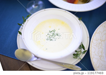 バルコニーで昼食を 119177469