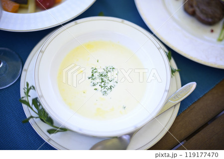 バルコニーで昼食を バルコニーで昼食を 119177470