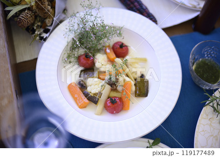 バルコニーで昼食を 119177489