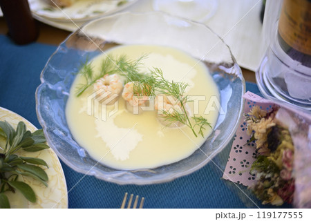 バルコニーで昼食を バルコニーで昼食を 119177555