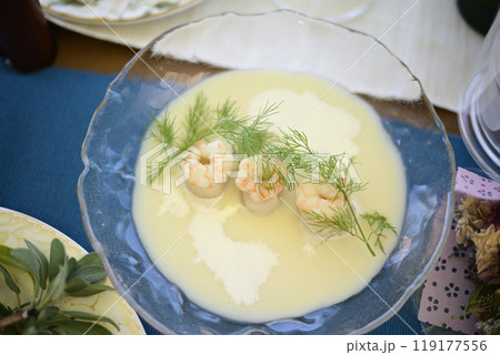 バルコニーで昼食を バルコニーで昼食を 119177556