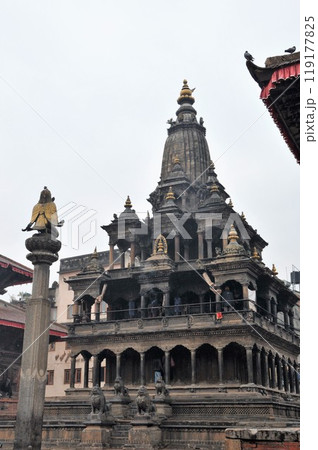 ネパール、パタン、ラリトプル（美の都）、ダルバール広場（王宮広場）、ガルーダ像、クリシュナ寺院 119177825