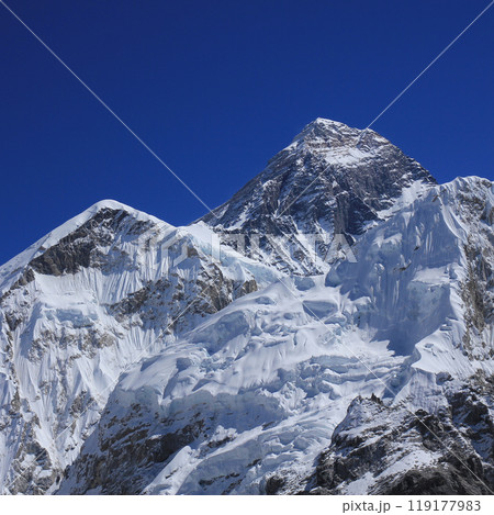 Mount Everest in autumn, also named Sagarmatha seen from Kala Patthar, Nepal. 119177983