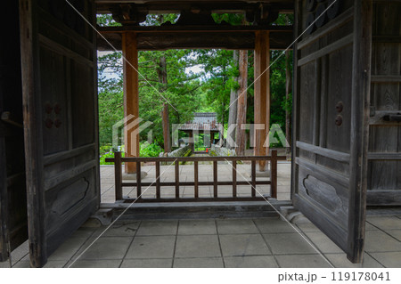 【廣田寺】門から参道の景色【松本市会田】 【廣田寺】門から参道の景色【松本市会田】 119178041