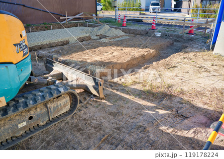 新築住宅イメージ　住宅の基礎工事　砕石敷き 119178224