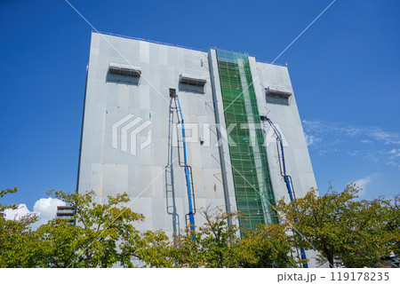 ビル建築のコンクリート打設　養生シート 119178235