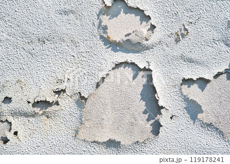 剥がれた白いペンキ（コンクリート壁） 119178241