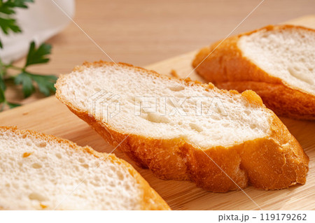 スライスしたフランスパン スライスしたフランスパン 119179262