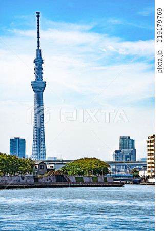 10月の東京葛飾奥戸に流れる中川から見たスカイツリ 119179769