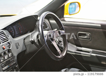 ショールームに展示されている古い車（400R） 119179886