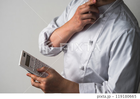 料理人の男性 119180665