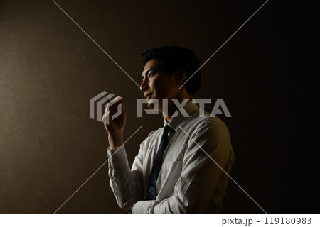 光の当たる男性 119180983