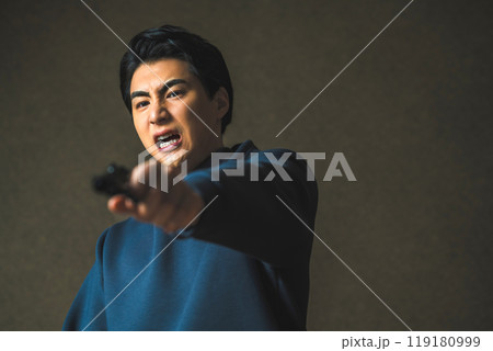 格好いい男性ポートレート 119180999