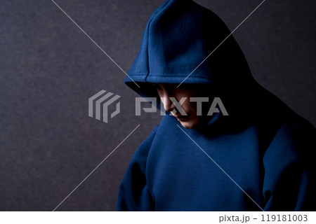 パーカーフードを被った男性 パーカーフードを被った男性 119181003