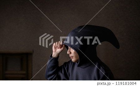 パーカーフードを被った男性 119181004