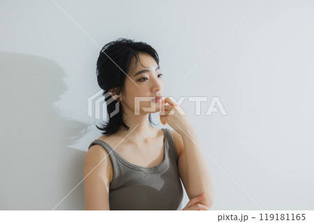 タンクトップの女性 119181165