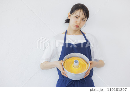 シフォンケーキを焼いた女性 119181297