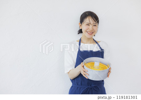 シフォンケーキを焼いた女性 119181301
