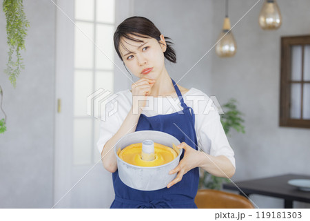 シフォンケーキを焼いた女性 119181303