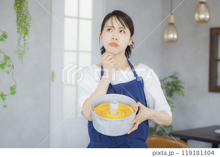 シフォンケーキを焼いた女性 シフォンケーキを焼いた女性 119181304