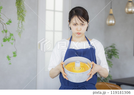 シフォンケーキを焼いた女性 119181306