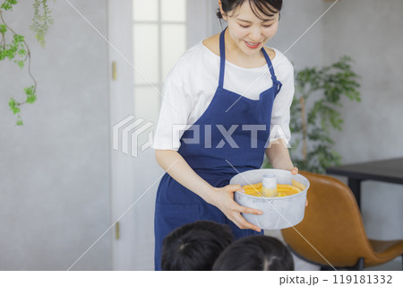 シフォンケーキを焼いた女性 119181332