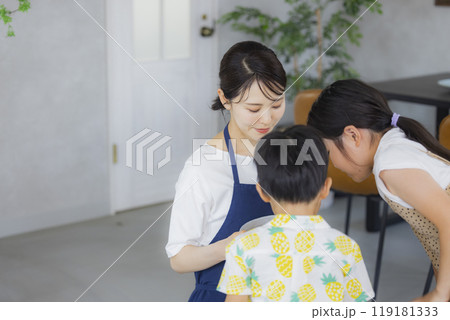 シフォンケーキを焼いた女性 119181333