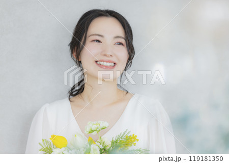 ウェディングドレスの女性　 119181350