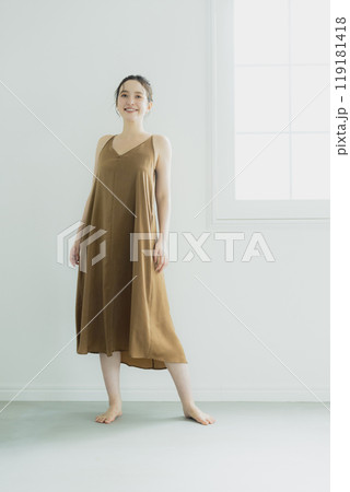 ワンピースを着た若い女性 ワンピースを着た若い女性 119181418