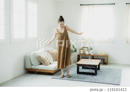 ワンピースを着た若い女性　 119181421