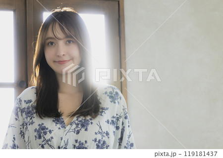 若い女性のヘアケアイメージ　　　 119181437