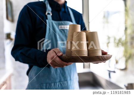 キッチンの男性 119181985