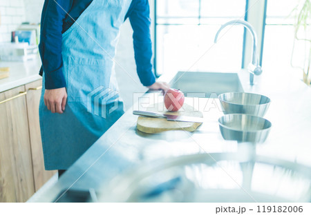 キッチンの男性 119182006