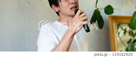 マイクを持つ手男性 119182020