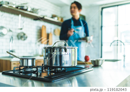 キッチンの男性 119182043