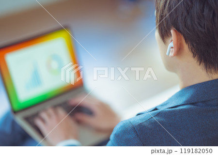 男性ポートレート 119182050