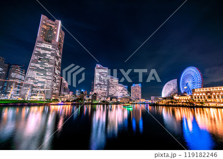 日本の横浜都市景観 10月。横浜ランドマークタワーや屋形船、みなとみらいの街を望む=11日 日本の横浜都市景観 10月。横浜ランドマークタワーや屋形船、みなとみらいの街を望む=11日 119182246