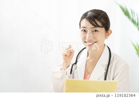 ガッツポーズをする女性医師 119182364