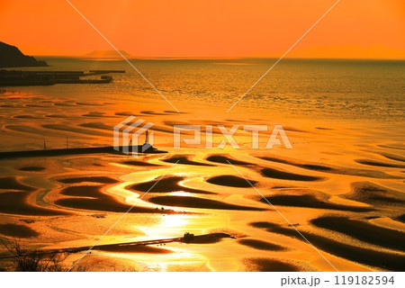 【熊本県】絶景日の御輿来海岸の夕景 119182594