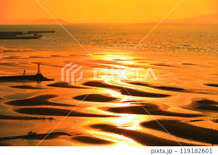 【熊本県】絶景日の御輿来海岸の夕景 119182601