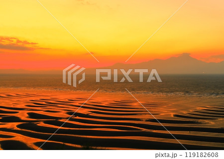 【熊本県】絶景日の御輿来海岸と雲仙の夕景 119182608