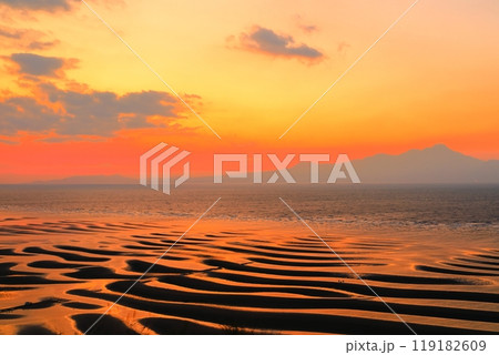【熊本県】絶景日の御輿来海岸と雲仙の夕景 119182609