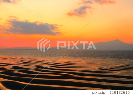 【熊本県】絶景日の御輿来海岸と雲仙の夕景 119182610
