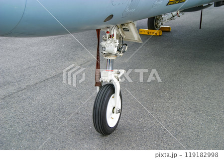 航空自衛隊の練習機T-4の前脚 航空自衛隊の練習機T-4の前脚 119182998