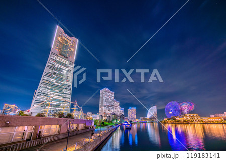 日本の横浜都市景観　花火や横浜ランドマークタワー、みなとみらいの街を望む＝11日 119183141