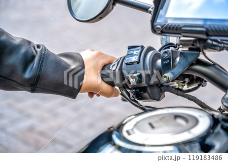 クルーザーバイクで横浜ツーリングをする女性ライダーの手のイメージカット 119183486