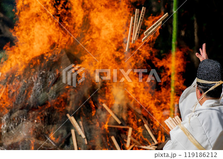 八幡のはちまんさんで実施される立ち上る炎の焼納神事を撮影 119186212