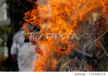 八幡のはちまんさんで実施される立ち上る炎の焼納神事を撮影 119186214