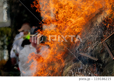 八幡のはちまんさんで実施される立ち上る炎の焼納神事を撮影 119186215