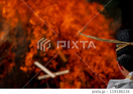 八幡のはちまんさんで実施される立ち上る炎の焼納神事を撮影 119186216